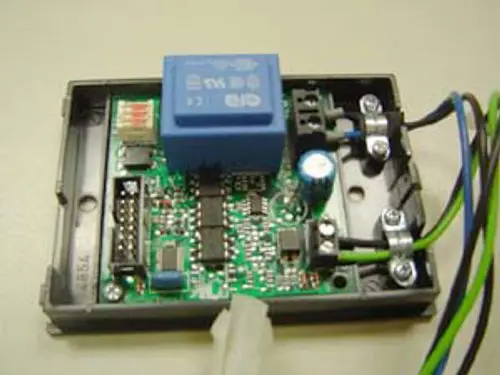Schaltungseinheit von Remeha mit mehreren elektronischen Bauteilen, einem Relay und Anschlussklemmen, in einem kompakten Kunststoffgehäuse.